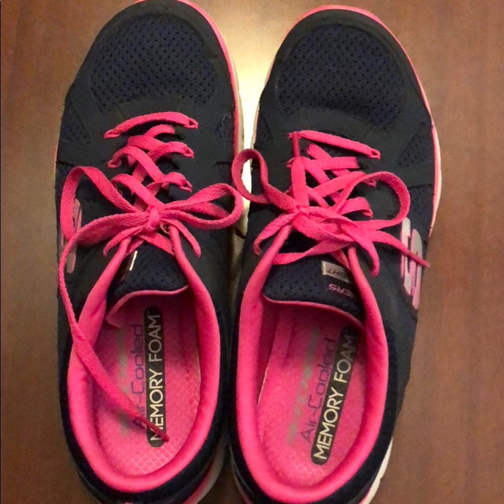 Tennis shoes